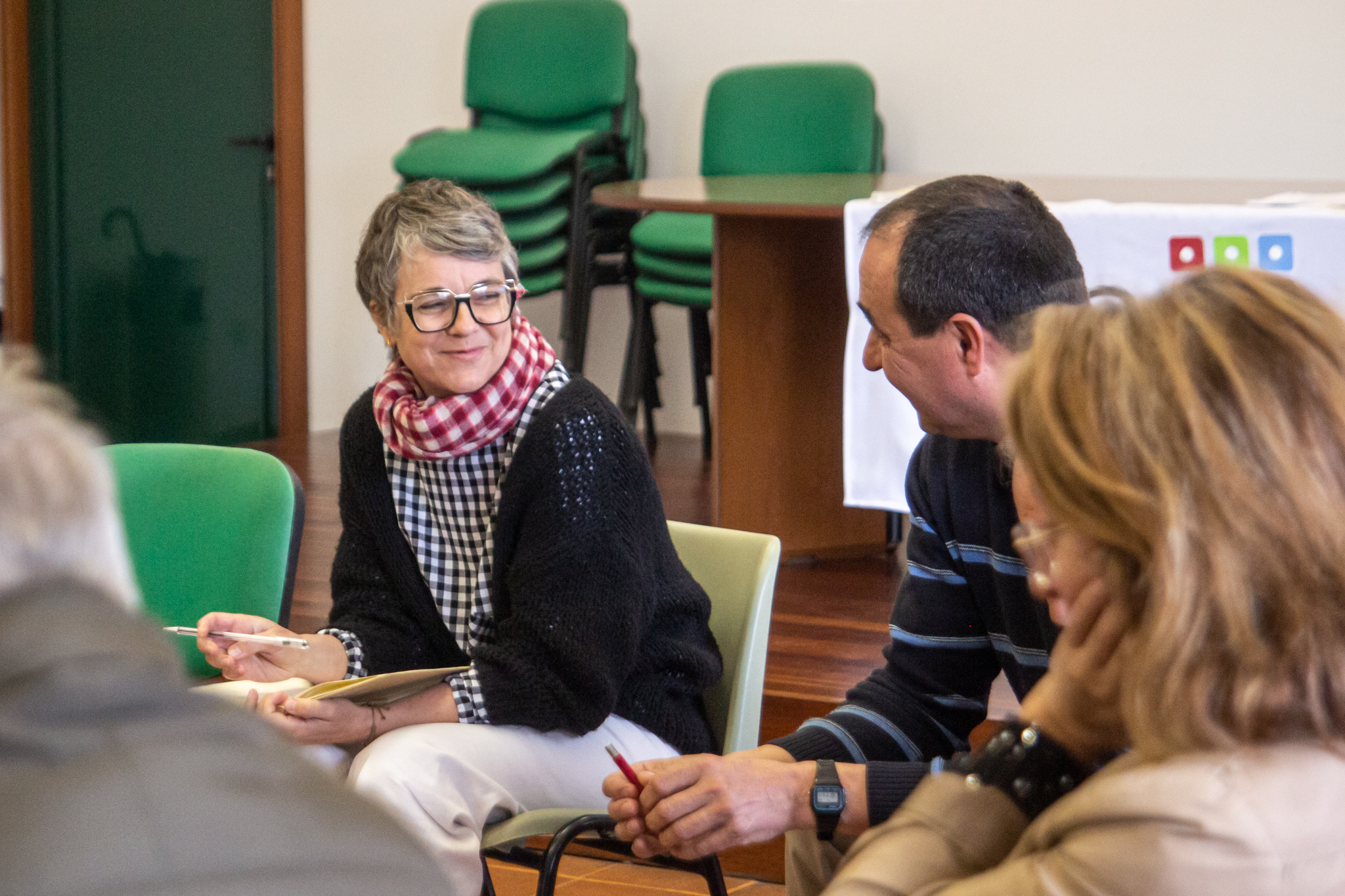 Mediator Natalia Balseiro during an exchange with citizen-commissioner Xosé Antonio Araúxo. © Andreia Iglesias