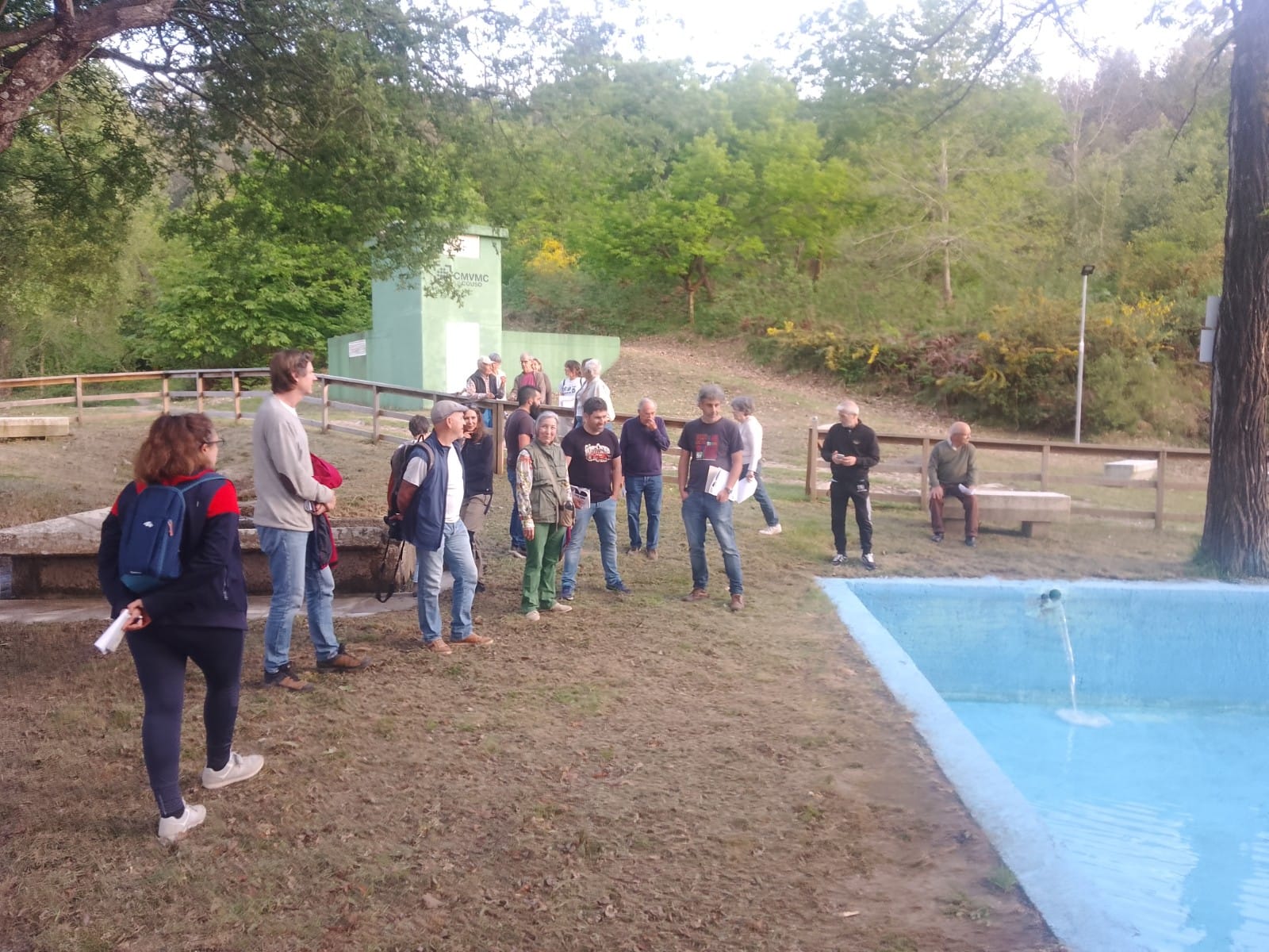 O grupo conversa e reflexiona ao redor da zona de baño de Montes de Couso. / Imaxe cedida pola mediadora