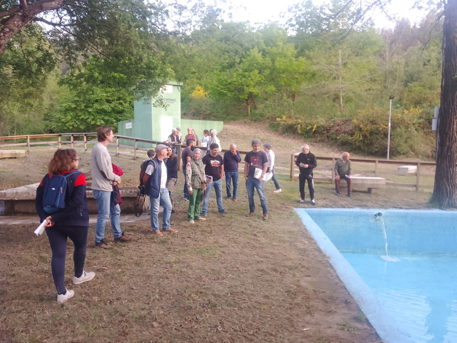 The group chats and reflects on the Montes de Couso bathing area. / Photo courtesy of the mediator