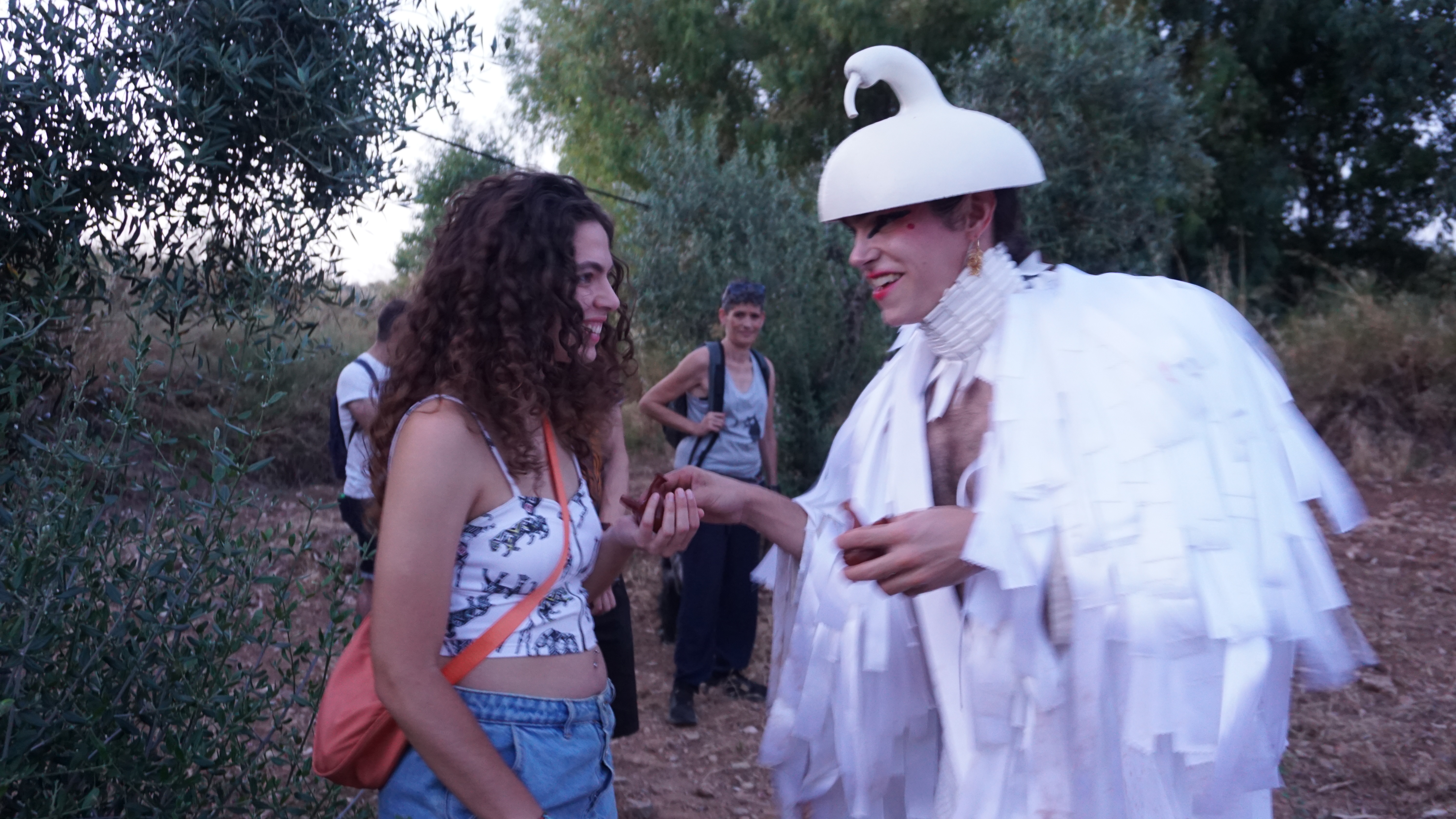 Élan d'Orphium entregando un silbato