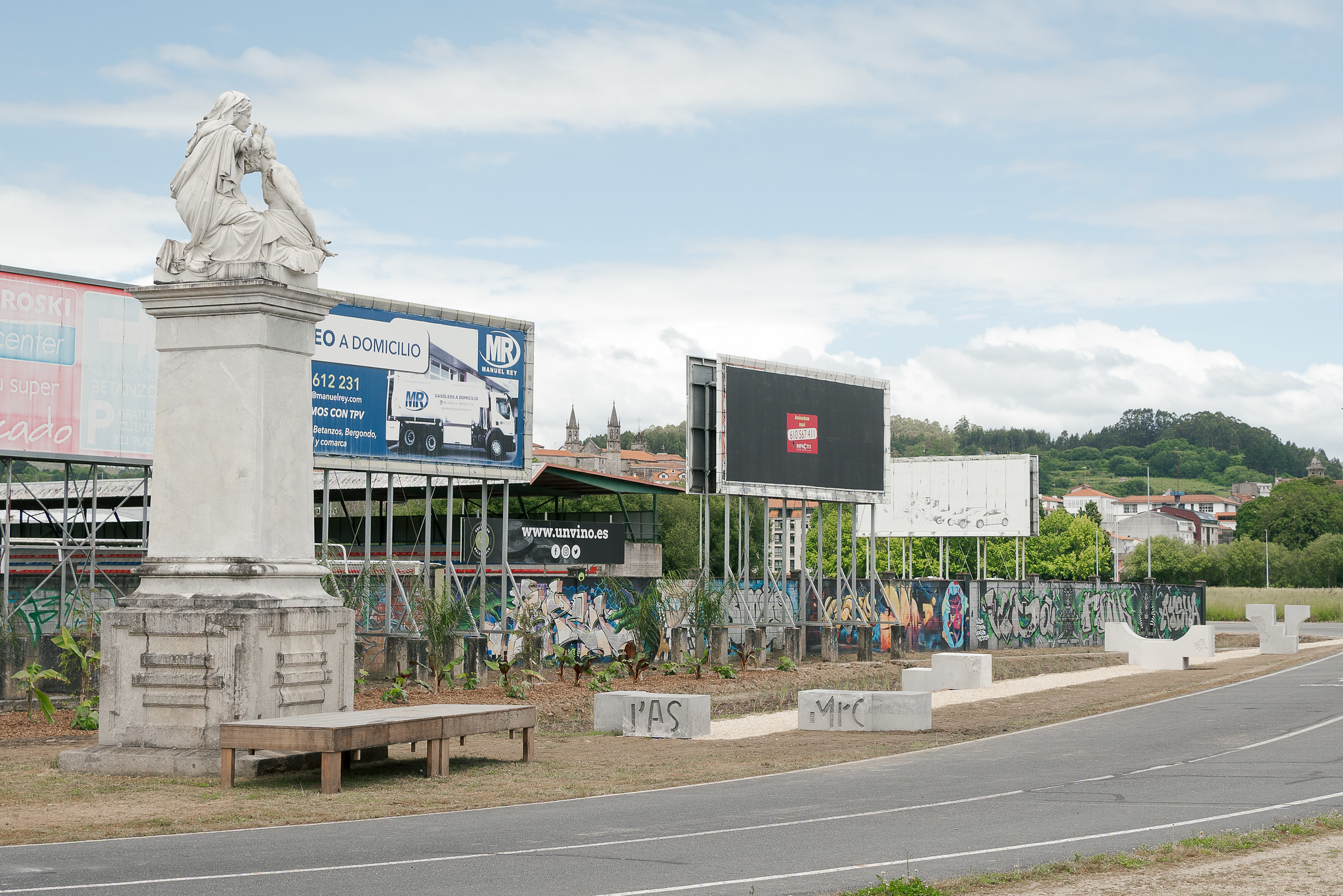 Foto de la obra de Carme Nogueira en el Parque del Pasatiempo, el día de la inauguración. (c) Óscar Górriz