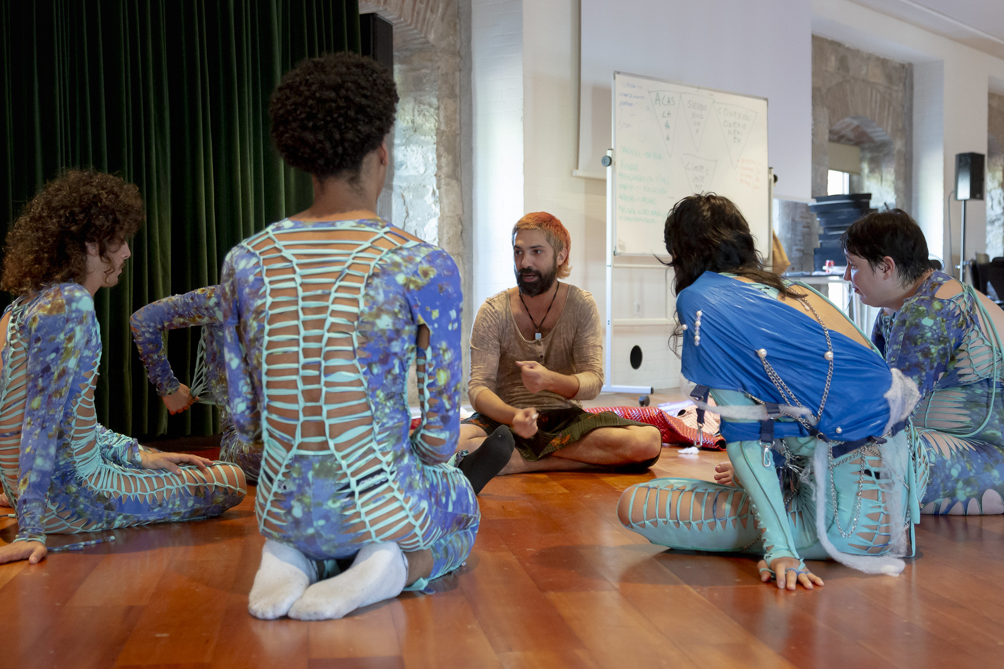 El artista, Osías Yanov, en una de las sesiones de trabajo de la residencia en el Macba © Eva Carasol