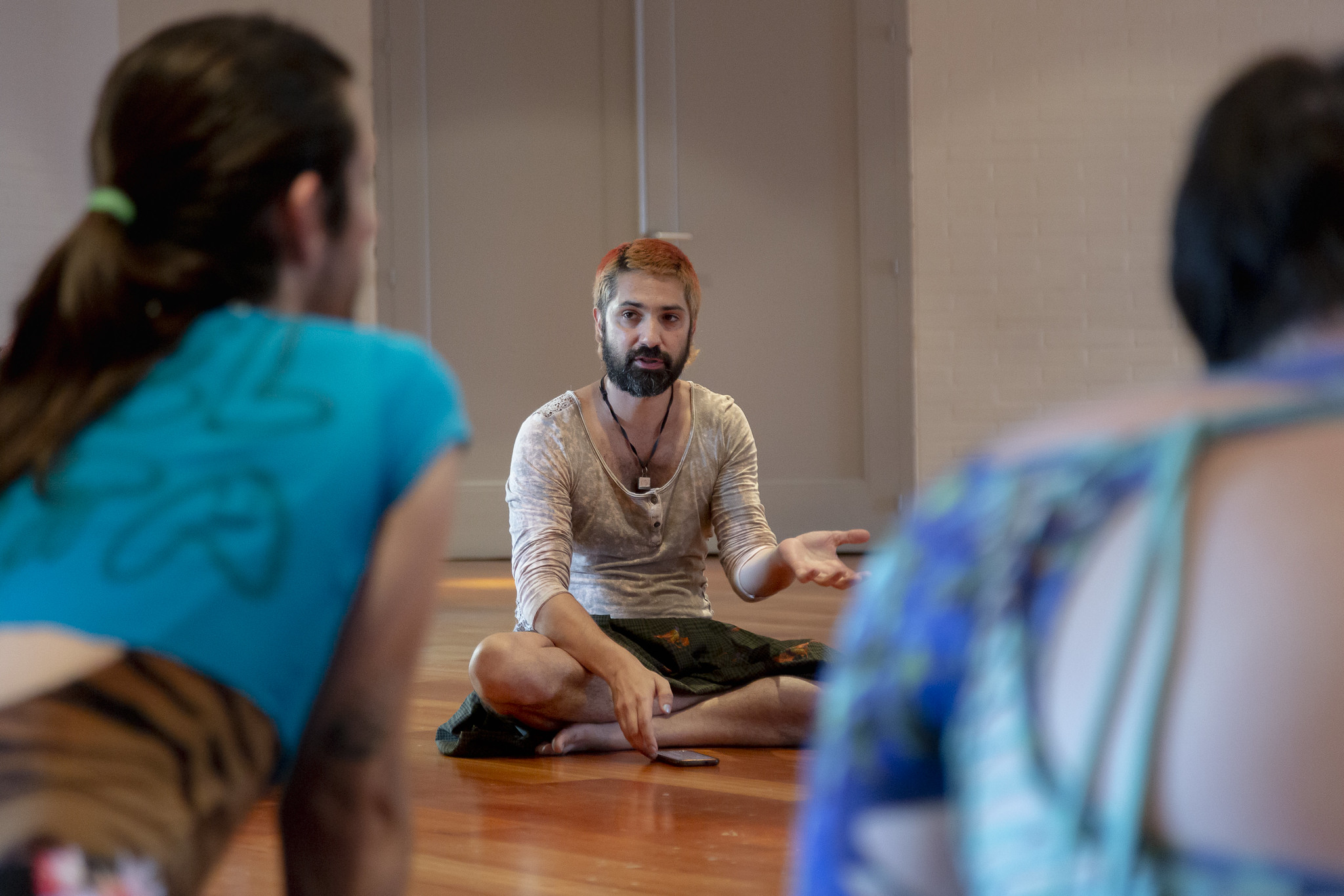 El artista argentino, Osías Yanov, estuvo a cargo de la coreografía-dirección del Diversorium que se celebró en el Raval en las fiestas de la Mercè, y es autor de uno de los textos de la publicación.