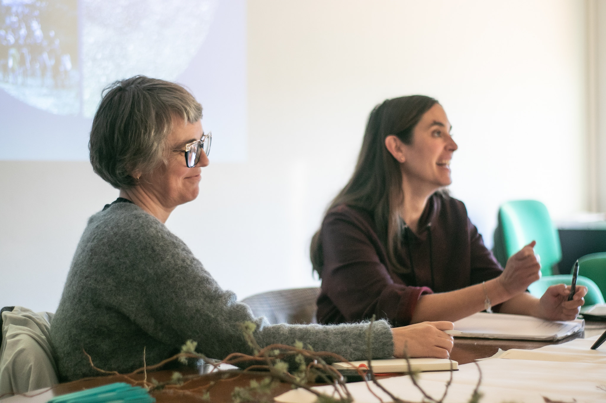 Natalia Balseiro y la artista del proyecto, Asunción Molinos Gordo. (c) Andreia Iglesias