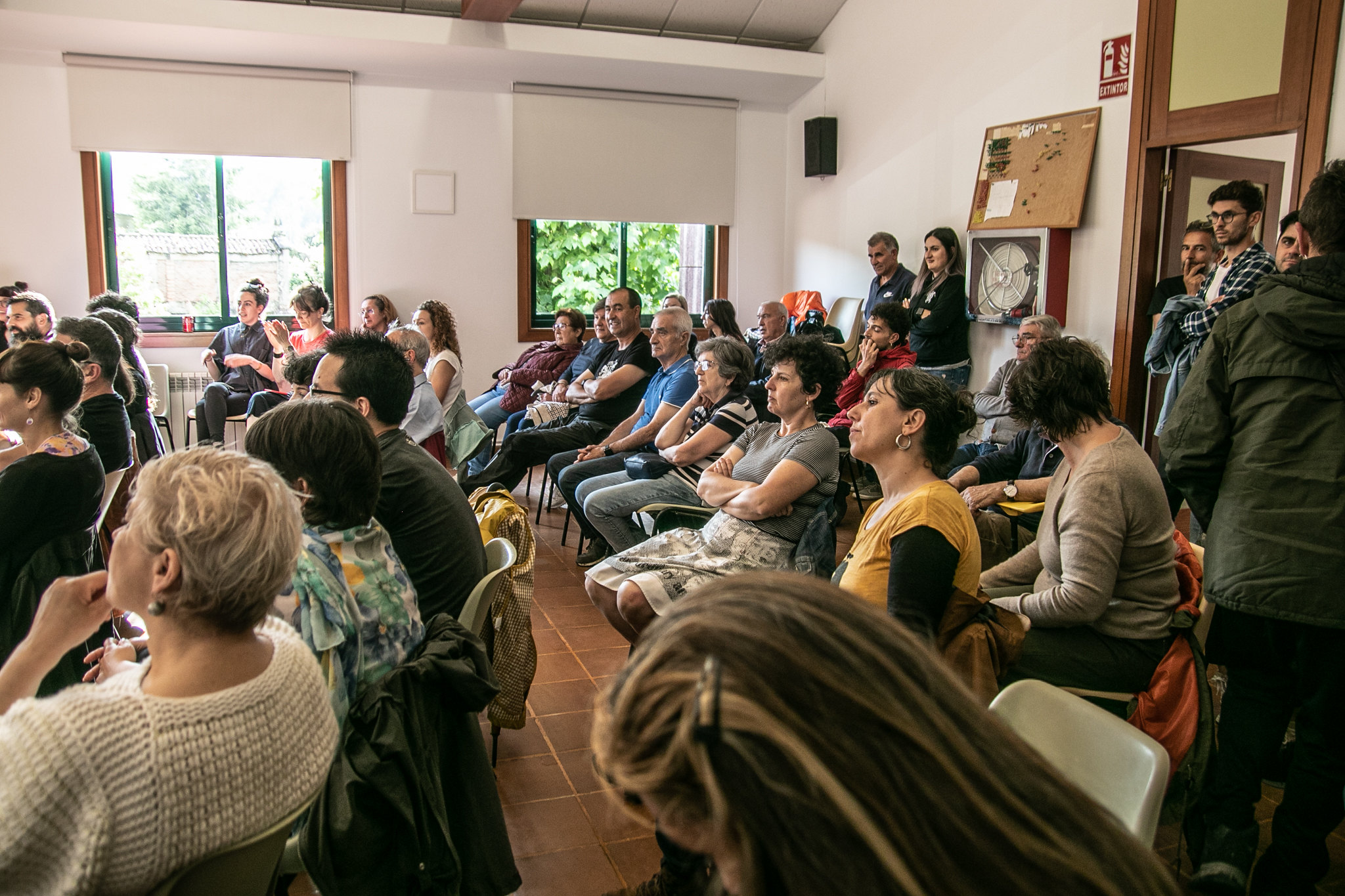 Uno de los encuentros con la comunidad de Montes de Couso, que tuvo lugar en Galicia a finales de mayo. © Andreia Iglesias