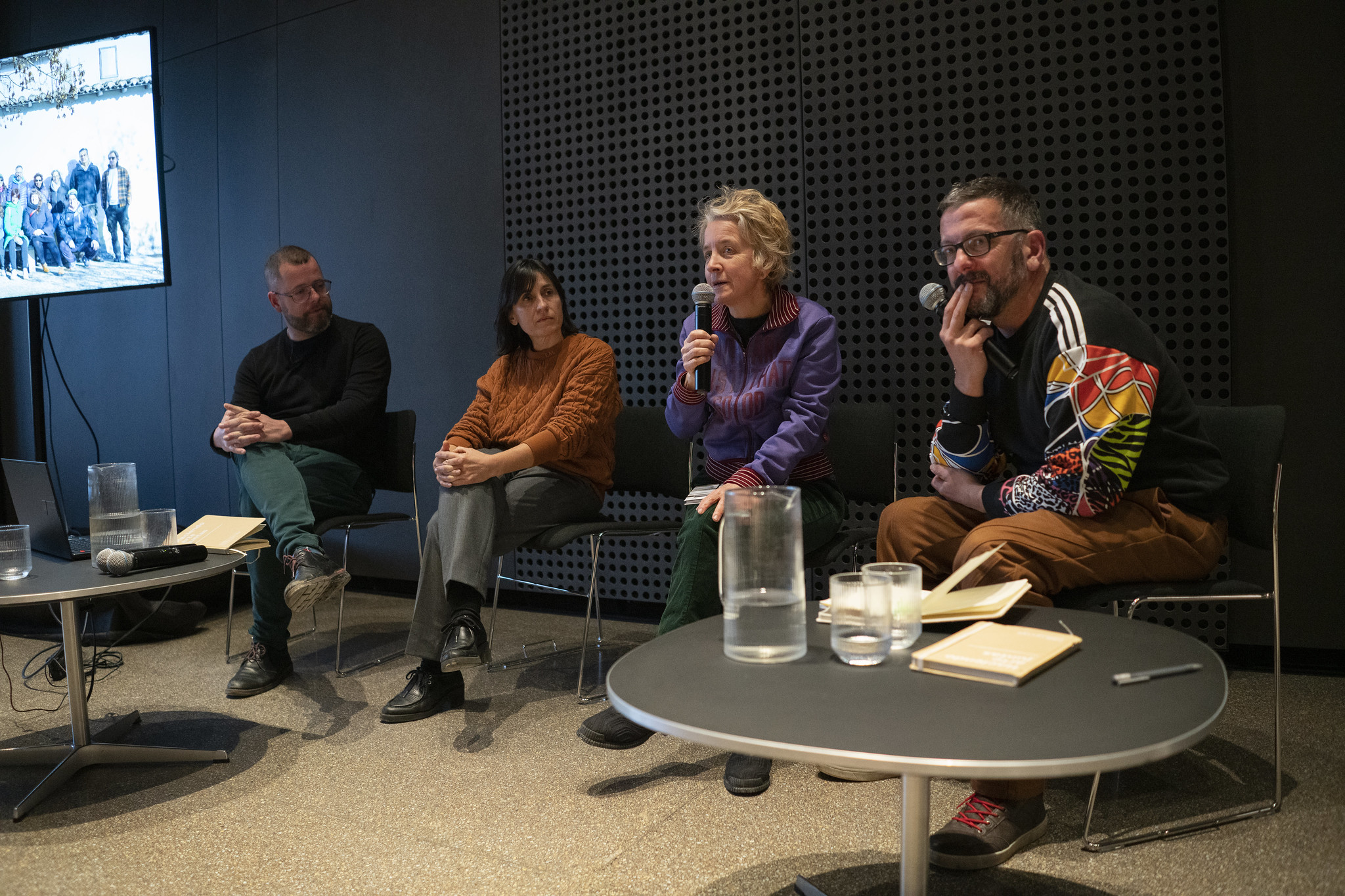 El mediador, Alfredo Escapa, y una de sus comitentes exponen su proyecto en evento público.