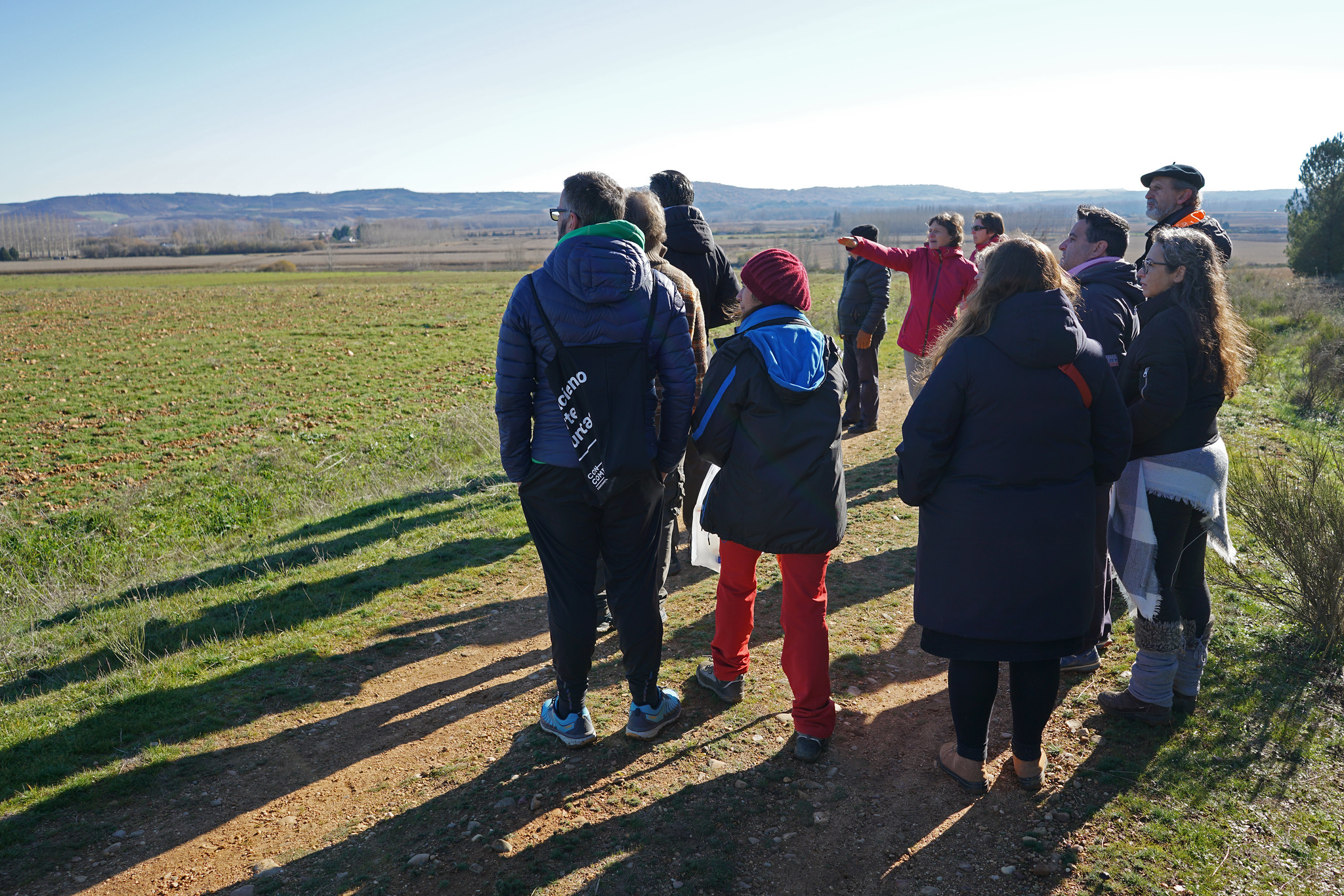 A stop along the commented walk with the project mediator and citizen-commissioners, December 2022.