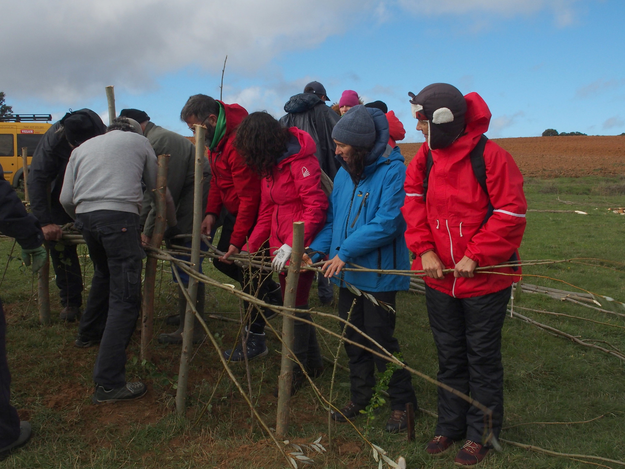 Un momento de la actividad colectiva (hacendera), que se desarrolló el 4 de noviembre en La Sobarriba. / Foto: Mar Astiárraga