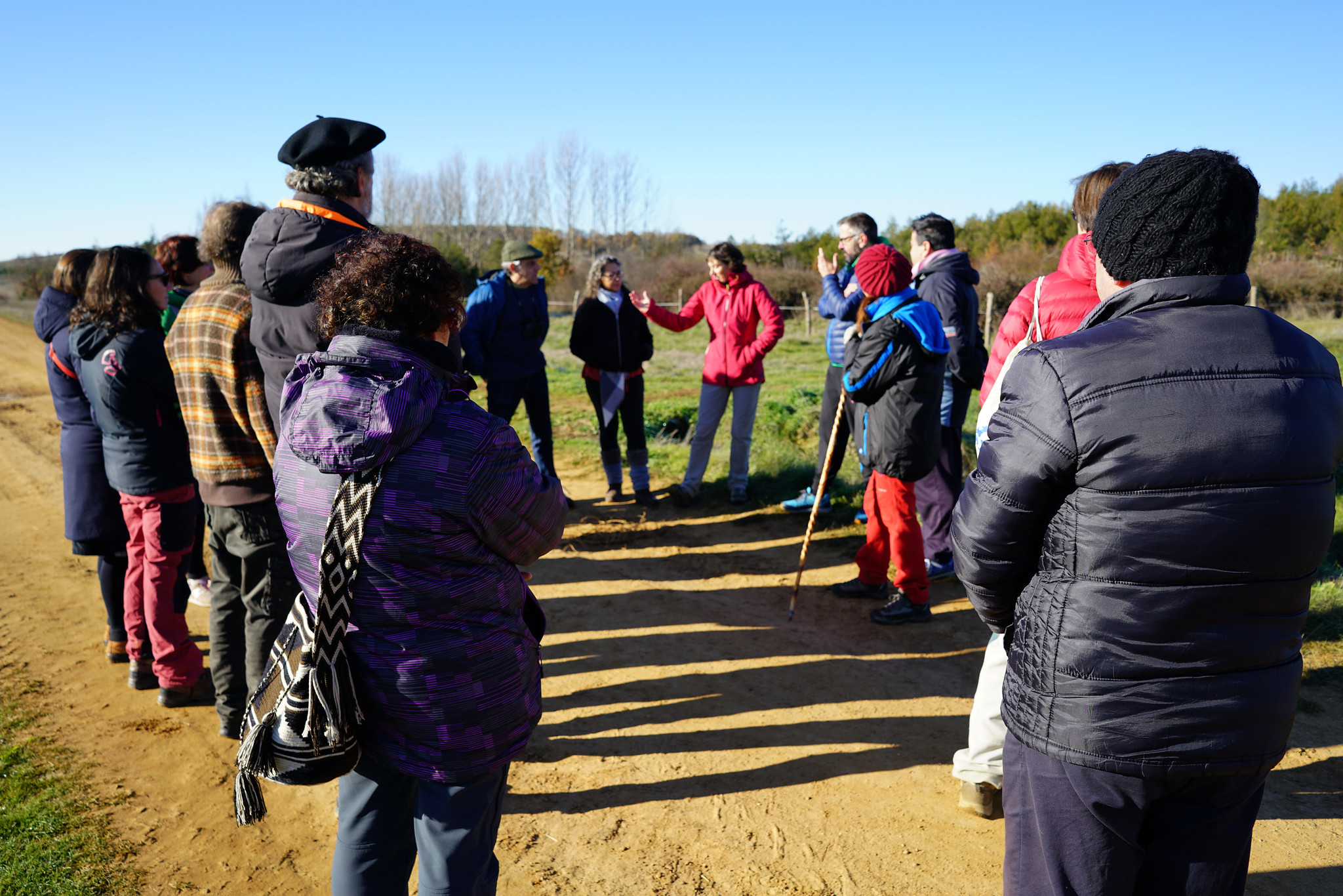 A stop along the commented walk with the project mediator and citizen-commissioners, December 2022.