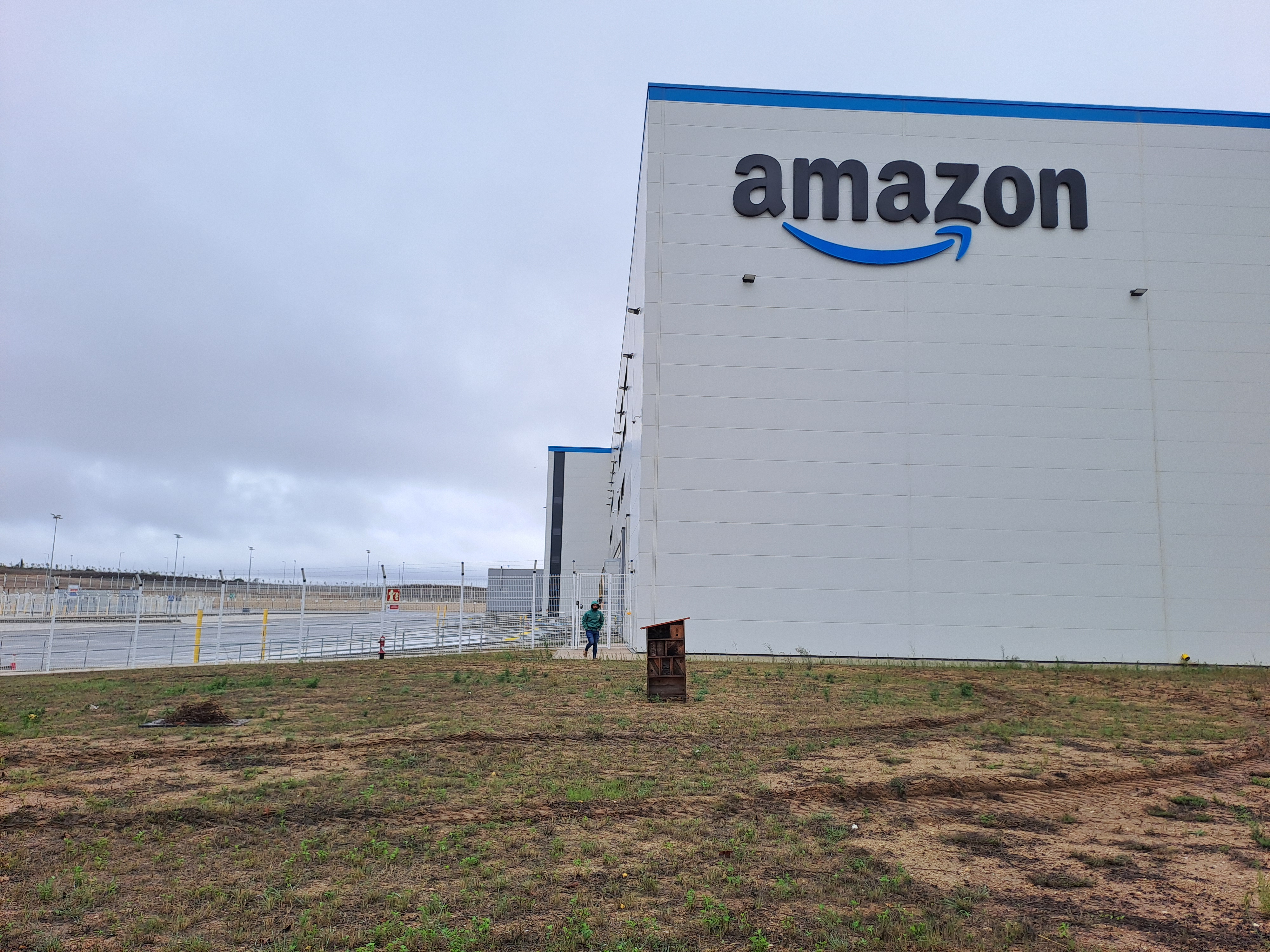 La casita para insectos en el centro de logística de amazon