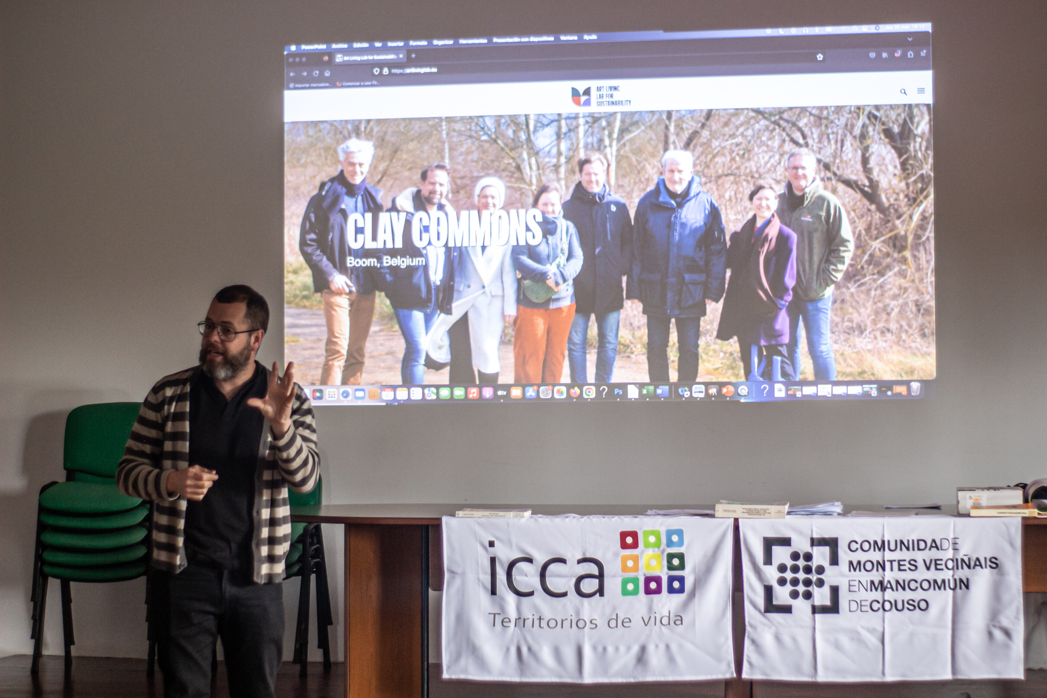 The Concomitentes coordinator presents the keys to the European project to the residents of Monte de Couso. © Andreia Iglesias