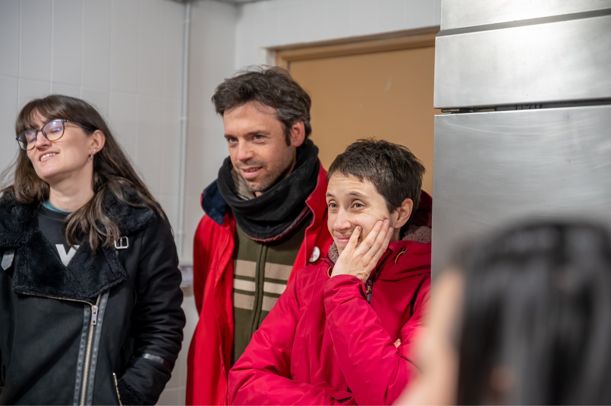 Escoitando a Josefa na queixería. Foto de öscar y Nieto