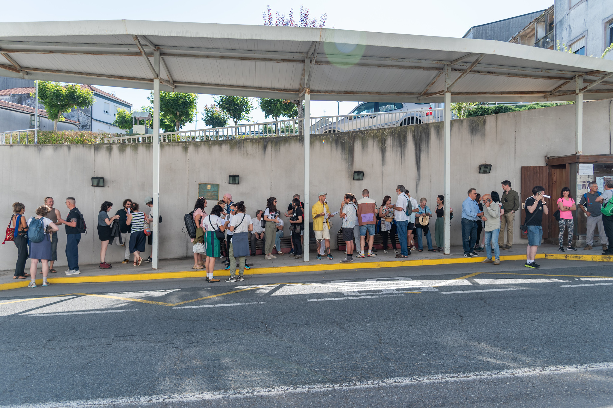 Persoas agardándo nunha dársena de autobuses