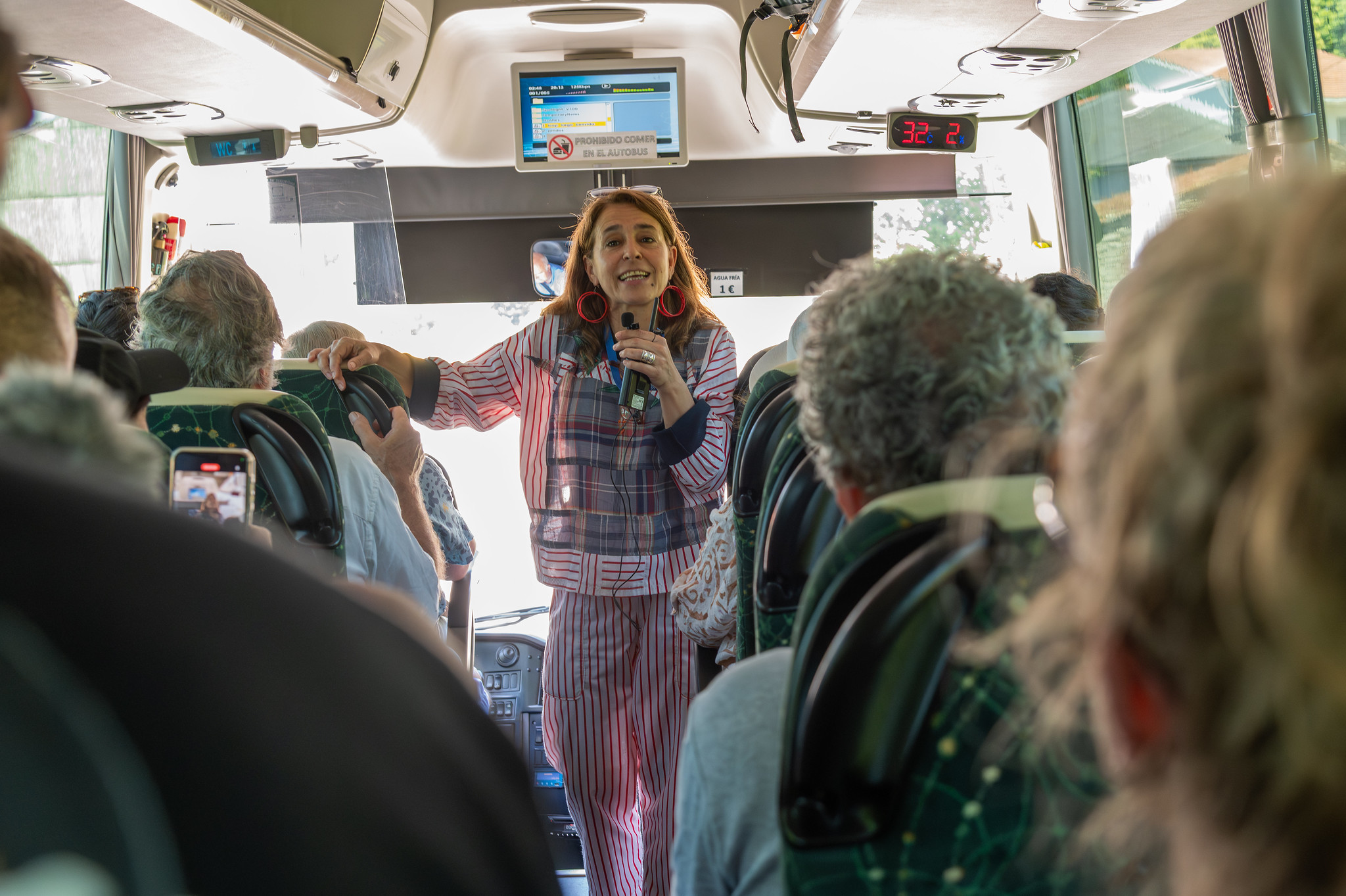 Mónica García interpretando á guía do futuro no interior do autobús. Leva vestiario de La Canalla.