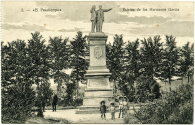 - >
  1_postal-historica-de-la-estatua-de-los-hermanos-garcia-naveira-cc-archivo-de-la-asociacion-amigas-del-parque.jpg