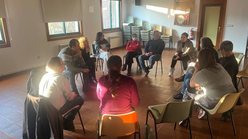 The artist, Asunción Molinos Gordo, begins to imagine her production together with the villagers of Couso.